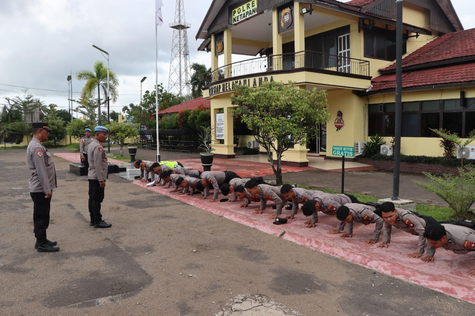 PEMBINAAN : Anggota Polres Ketapang melakukan push up sebagai bentuk pembinaan karena melanggar kedisiplinan.