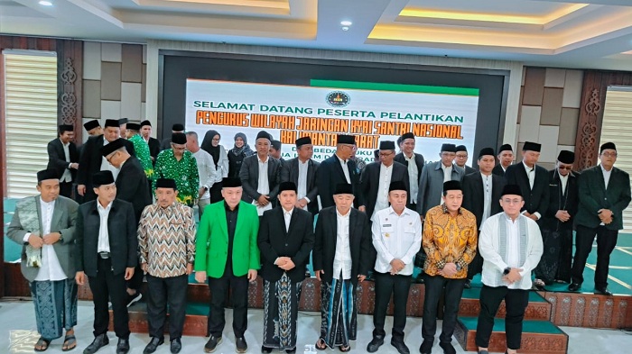 PELANTIKAN : Foto bersama usai pelantikan Pengurus Jaringan Kebangsaan Santri Nasional Kalimantan Barat.