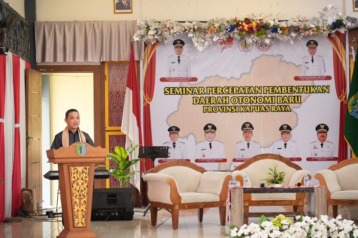 SEMINAR : Gubernur Kalimantan Barat Ria Norsan saat membuka seminar penyusunan kajian akademis pembentukan Provinsi Kapuas Raya di Pendopo Bupati Sintang.