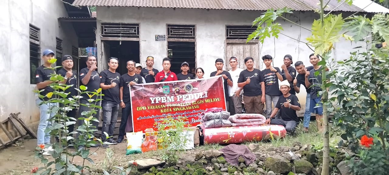 BAKSOS : YPBM dan Perkumpulan Hakka Singkawang menyalurkan bantuan Sembako, alat tulis serta perlengkapan lainya kepada warga kurang mampu.