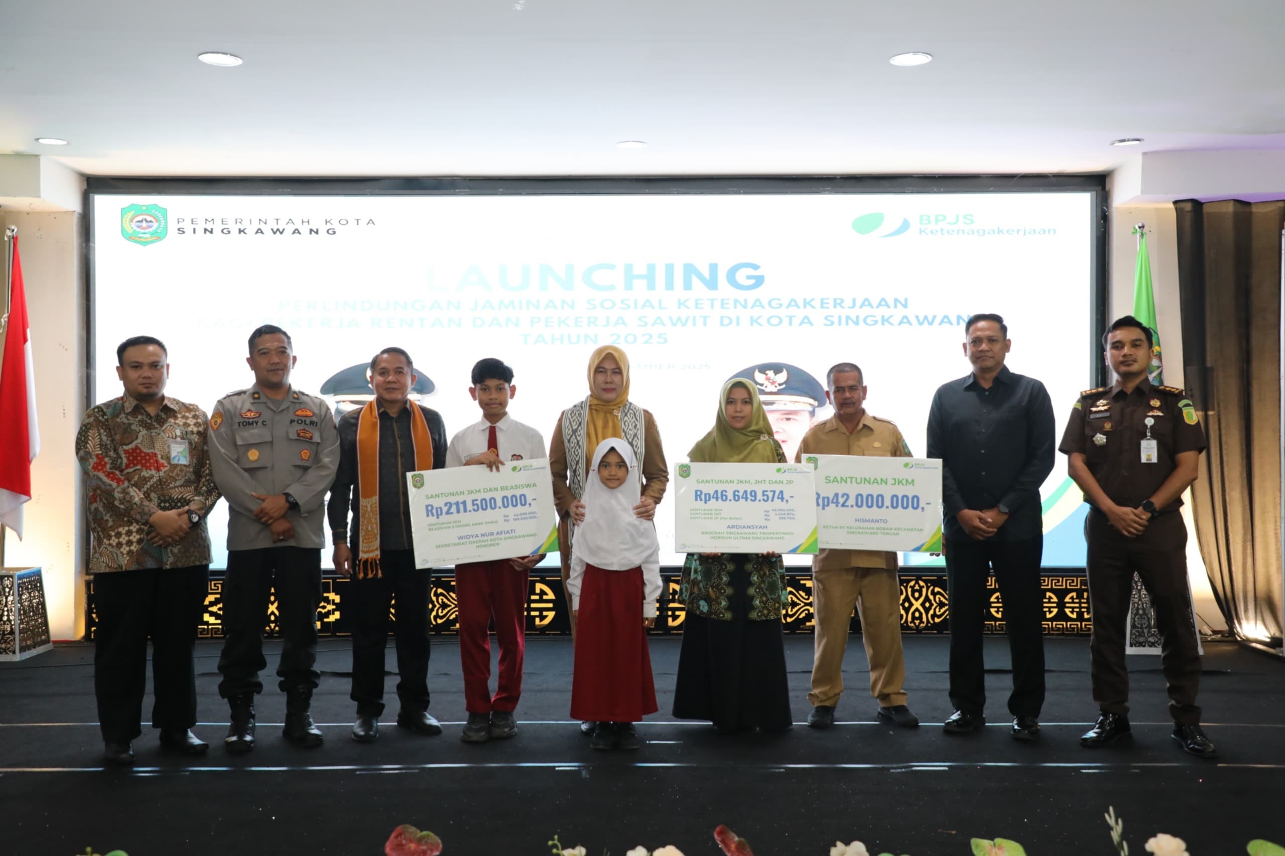 PROGRAM : Launching program jaminan perlindungan sosial bagi pekerja rentan dan pekerja sawit bukan penerima upah di Singkawang di Basement Kantor Walikota Singkawang, Senin (15/12)