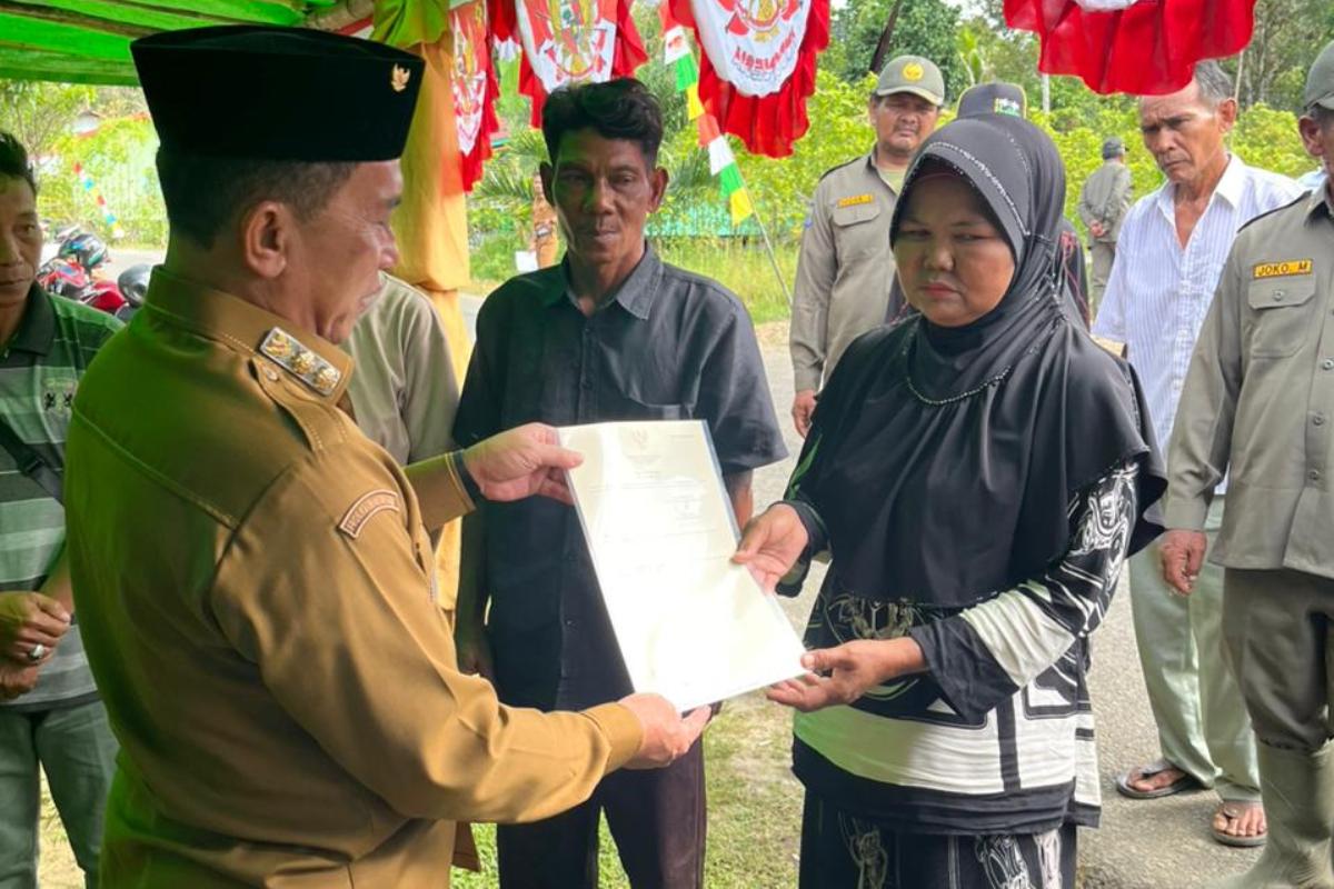 Wakil Bupati Kapuas Hulu Sukardi saat menyerahkan sertifikat milik warga Desa Sukamaju Kecamatan Mentebah.