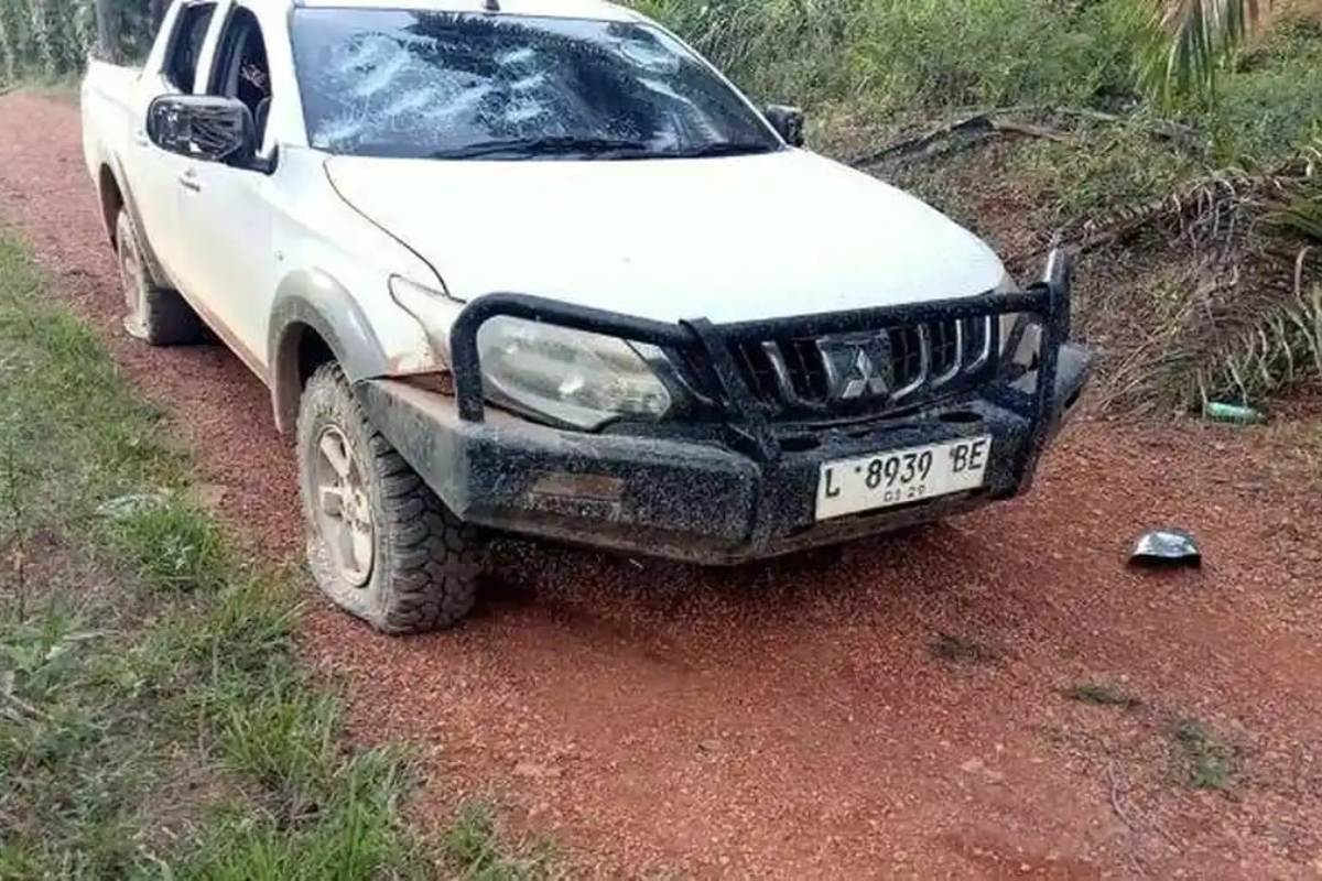 Mobil milik anggota Batalyon Zipur 6/SD, di Ketapang, Kalimantan Barat, yang dirusak WNA Tiongkok, Minggu (14/12).