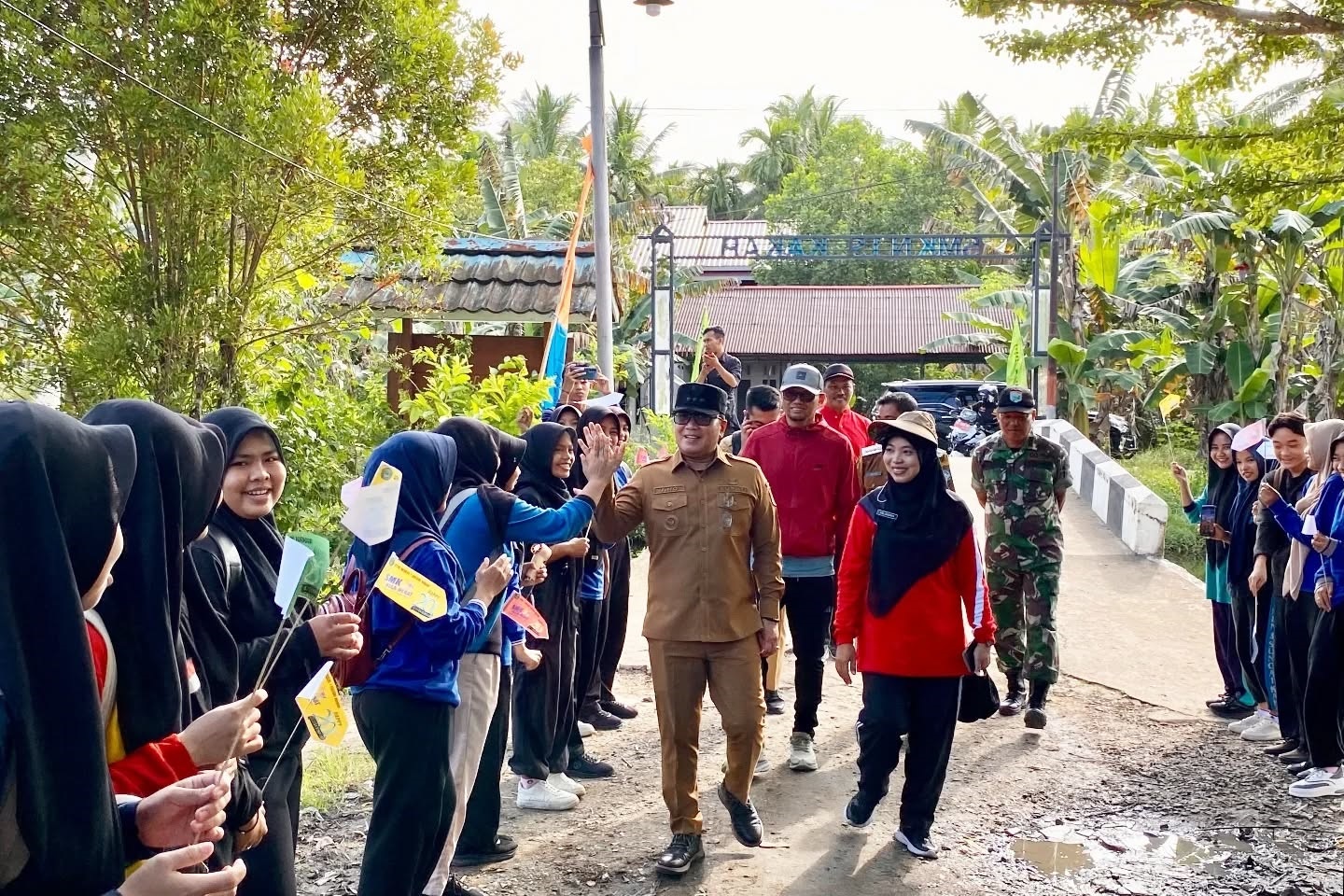 HUT: Bupati Kubu Raya Sujiwo melepas peserta jalan sehat SMK Negeri 1 Sungai Kakap dalam rangka HUT ke-20 SMK tersebut dan dilanjutkan memberikan arahan kepada siswa dan guru.