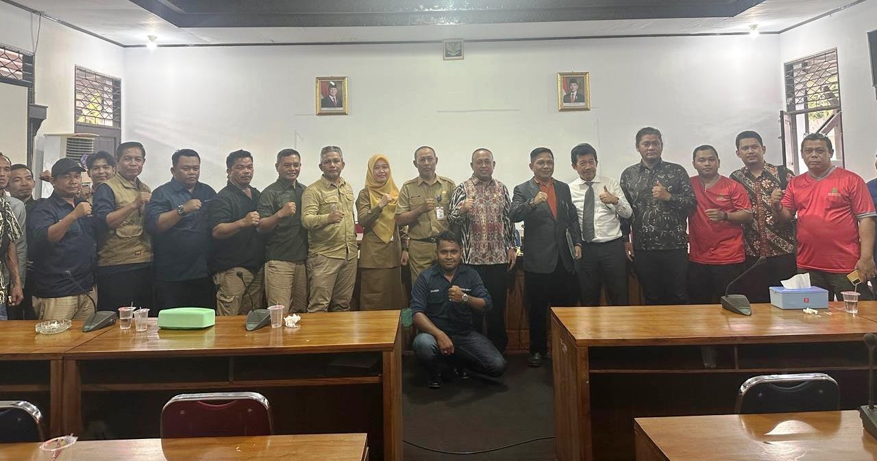 MEDIASI: Wakil Ketua DPRD, Riduan foto bersama masyarakat dan pihak perusahaan usai mediasi.