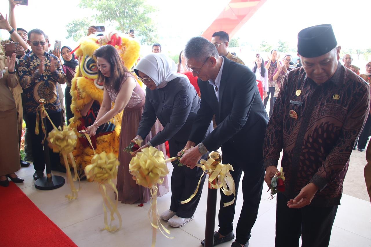 PITA: Bupati Erlina, Wabup Juli bersama Owner dan Dirut Hotel Patoka memotong pita.