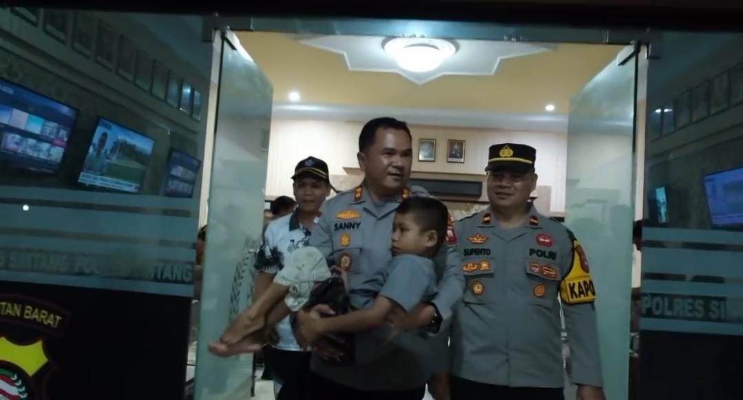 BANTUAN: Kapolres Sintang AKBP Sanny Handityo memberikan bantuan kepada Boy, anak asal Ambalau yang viral di media sosial akibat keterbatasan akses pengobatan.