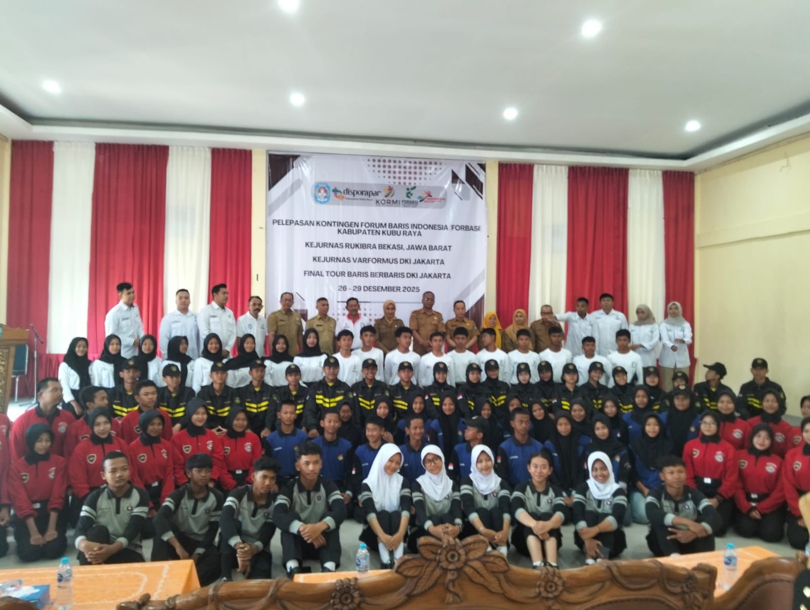 DILEPAS: Pelepasan 162 atlet pelajar Forbasi Kubu Raya di Aula Kantor Camat Sungai Raya, Selasa (16/12). Mereka akan berangkat ke Kejurnas Olahraga Baris-Berbaris Forbasi 2025 pada 26&ndash;29 Desember