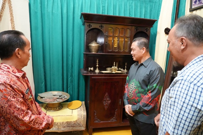 TINJAU: Gubernur Kalimantan Barat Ria Norsan meninjau Keraton Sintang dan menegaskan komitmen pemprov dalam pelestarian cagar budaya bersejarah.