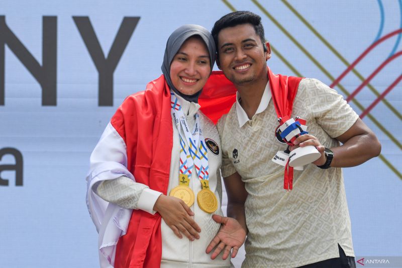 Dewi Laila Mubarokah (kiri) bersama suaminya Fathur Gustafian.