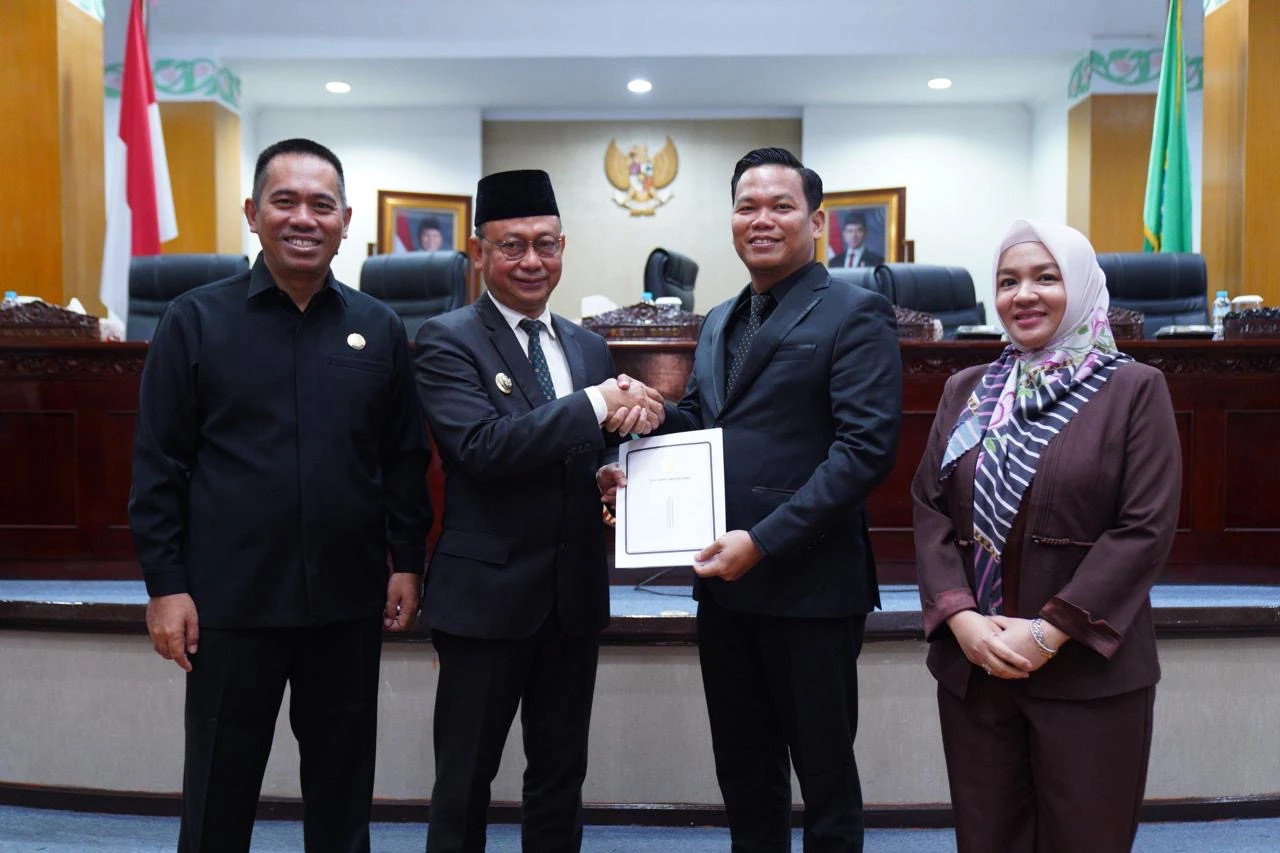 JAWABAN: Wali Kota Pontianak Edi Kamtono menyampaikan jawaban resmi atas pandangan fraksi di DPRD terkait raperda.