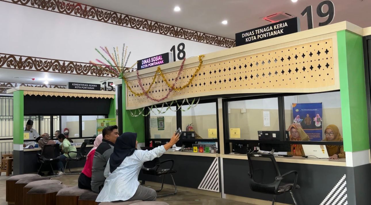 GERAI: Aktivitas warga di gerai pelayanan MPP.