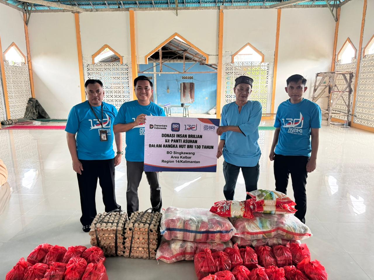 Branch Office head Prasetyo Adi Wibowo menyerahkan bantuan kepada panti asuhan dan panti jompo di Kota Singkawang.