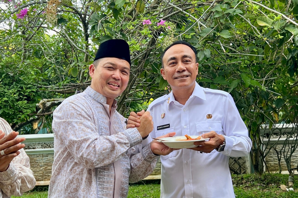Gubernur Kalbar Ria Norsan memberikan tumpeng kepada Wagub Krisantus Kurniawan saat selamatan hari Ulang Tahun Gubernur Kalbar ke 58, Rabu (17/12).