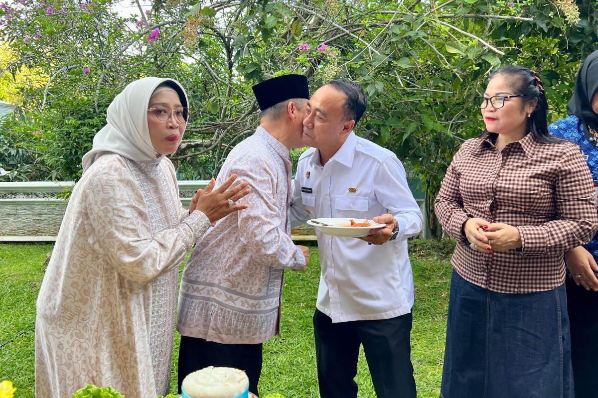 Gubernur Kalbar Ria Norsan memberikan tumpeng kepada Wagub Krisantus Kurniawan saat selamatan hari Ulang Tahun Gubernur Kalbar ke 58, Rabu (17/12).