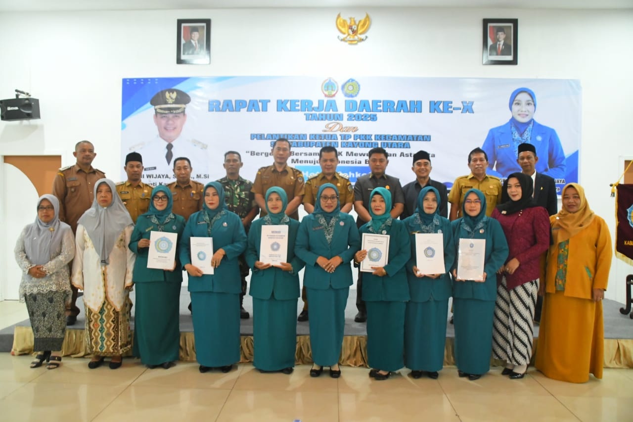 PKK : Pelantikan TP. PKK Kecamatan Se Kabupaten Kayong Utara serta membuka secara resmi Rapat Kerja PKK di Aula Mahkota Hotel Sukadana, Selasa (16/12).
