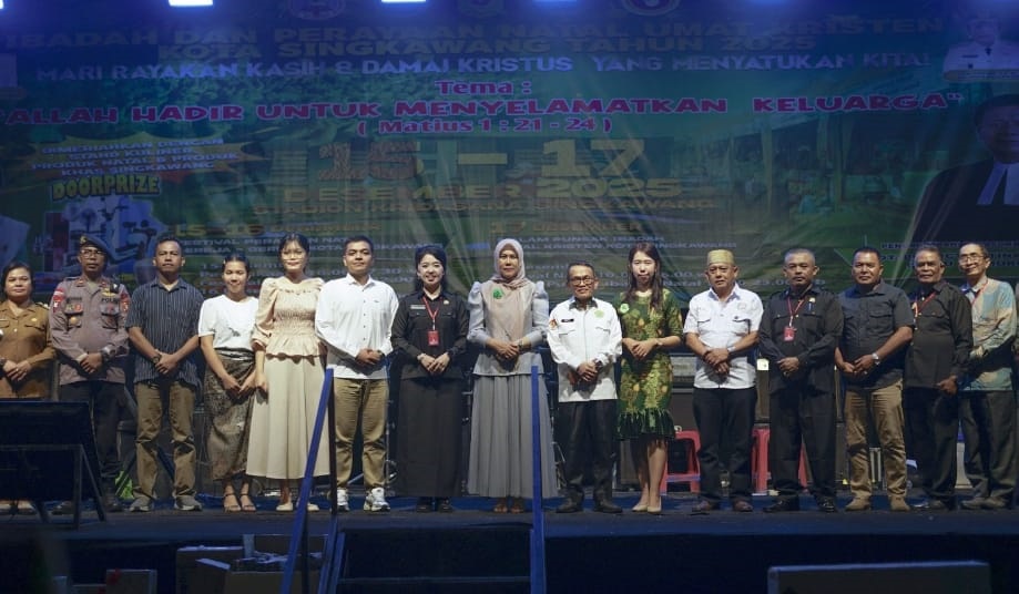 DIABADIKAN: Foto bersama  pembukaan Perayaan Natal Kota Singkawang 2025 di di Stadion Kridasana pada Senin (15/12) sore.