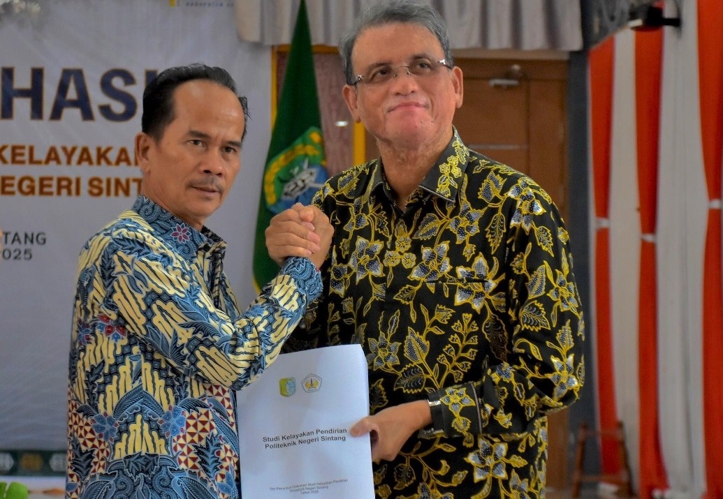 HASIL KAJIAN: Ketua Tim Studi Kelayakan Untan Thamrin Usman menyerahkan hasil kajian pendirian Politeknik Negeri Sintang kepada Bupati Sintang, Herkulanus Bala.