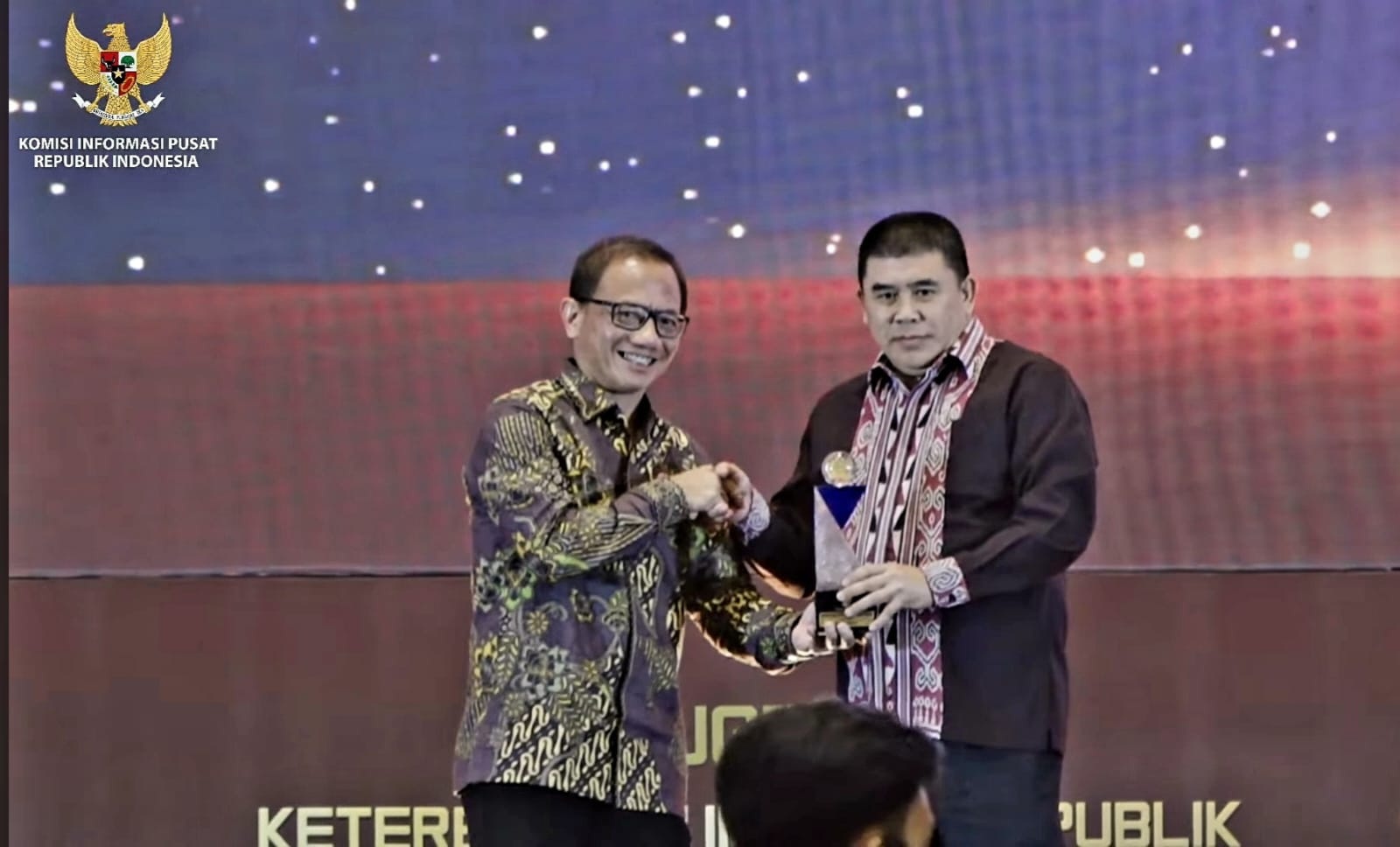 PENGHARGAAN: Kepala Dinas Kominfo Kalbar, Christianus Lumano, mewakili Gubernur Ria Norsan, menerima penghargaan untuk Pemprov Kalbar sebagai Badan Publik dengan Kualifikasi Informatif.