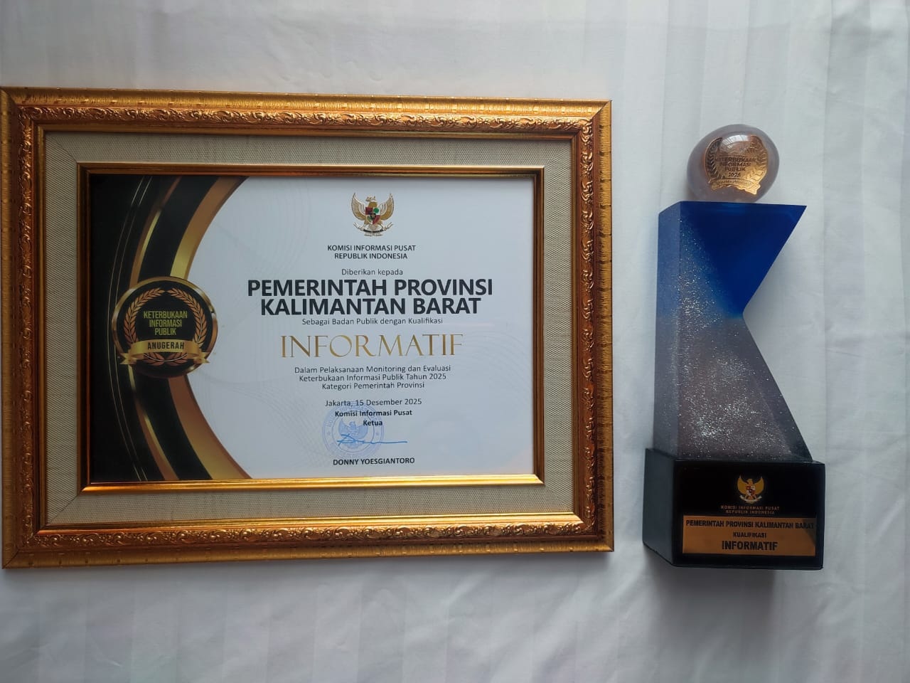 PENGHARGAAN: Kepala Dinas Kominfo Kalbar, Christianus Lumano, mewakili Gubernur Ria Norsan, menerima penghargaan untuk Pemprov Kalbar sebagai Badan Publik dengan Kualifikasi Informatif.