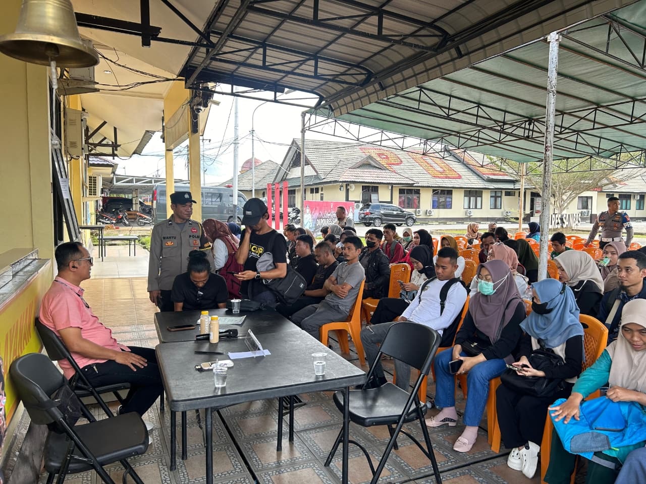 URUS SKCK: Suasana ramai di Polres Sambas saat masyarakat terutama calon P3K paruh waktu mengurus SKCK belum lama ini.