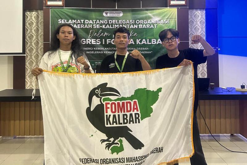 Syarif Falmuriandi Tri Saris sebagai Koordinator Pusat FOMDA terpilih (tengah berbaju hitam) dan Sekretaris Pusat Oky Pramadhani (berbaju putih)