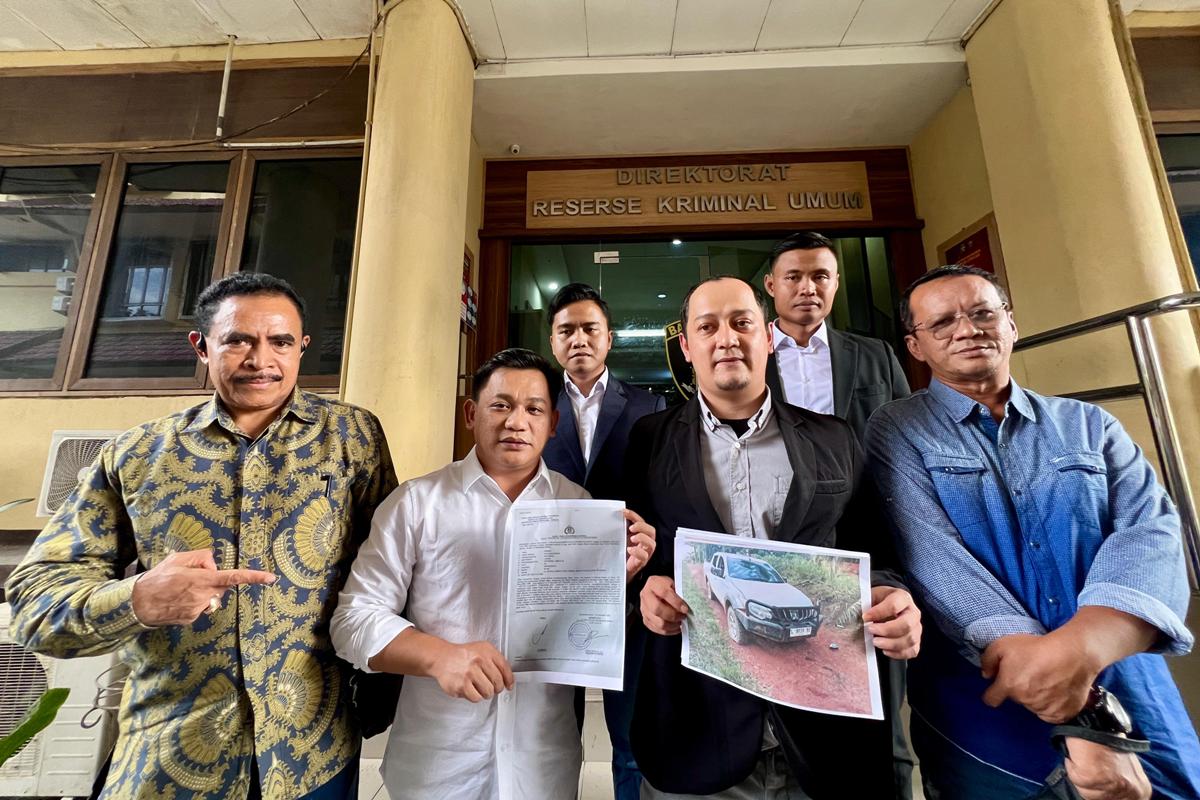 Muchamad Fadzri (tengah) kuasa hukum PT Sultan Rafli Mandiri (SRM) memberikan keterangan kepada awak media usai membuat laporan ke Polda Kalbar, Selasa (16/12).