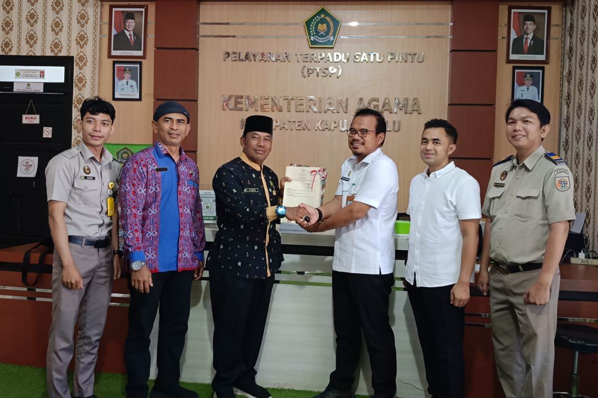 Proses penyerahan sertifikat hak pakai dari BPN kepada Kepala Kantor Kemenag Kapuas Hulu.