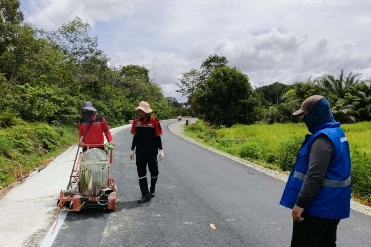 Proyek jalan Simpang Mupa - Mendalam saat ini hampir rampung dikerjakan.