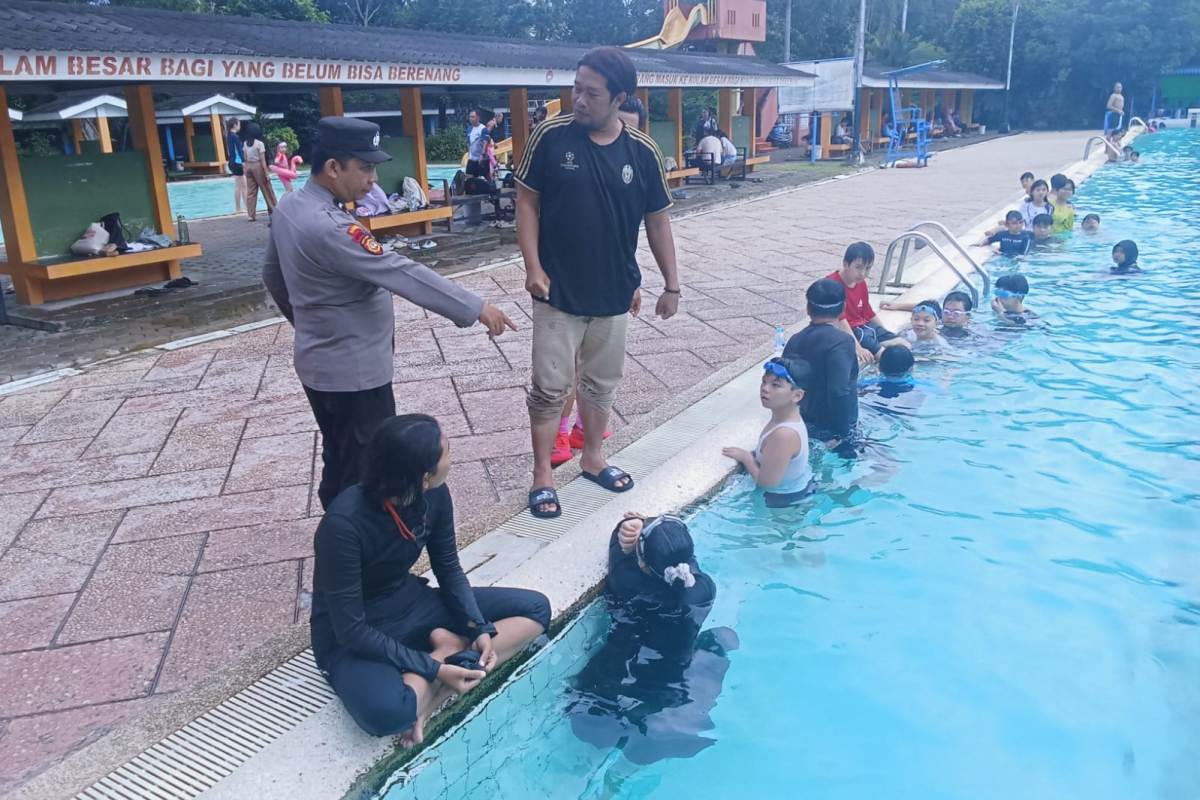 Petugas kepolisian saat mendatangi kolam renang JC Oevang Oeray di Kota Pontianak. Pada Senin (15/12) sore, seorang pelajar bernama Manuel Fedri (18) tenggelam di kolam renang tersebut.