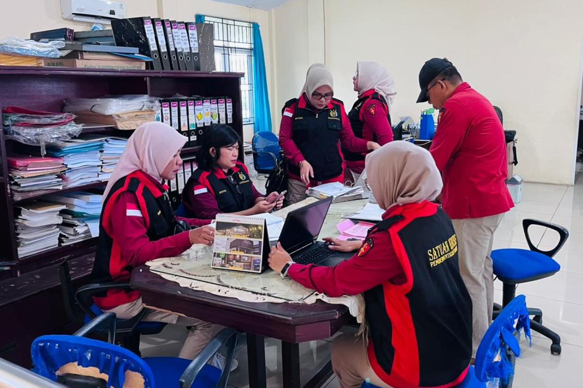Penyidik Kejaksaan Tinggi Kalimantan Barat menggeledah Kantor Perusahaan Daerah (Perusda) Aneka Usaha Provinsi Kalimantan Barat pada Rabu (17/12).