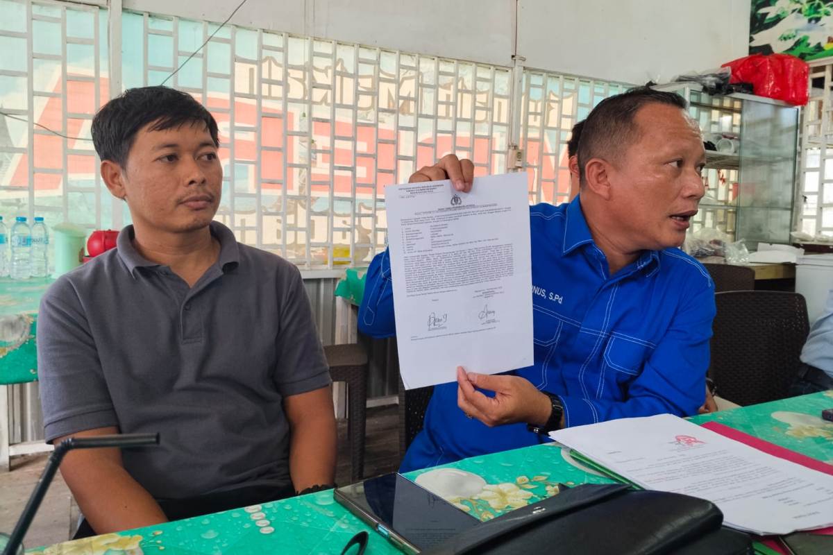 Ketua Ormas Saber Kalbar saat menunjukkan surat laporan terhadap warga Desa Bika ke Polisi.