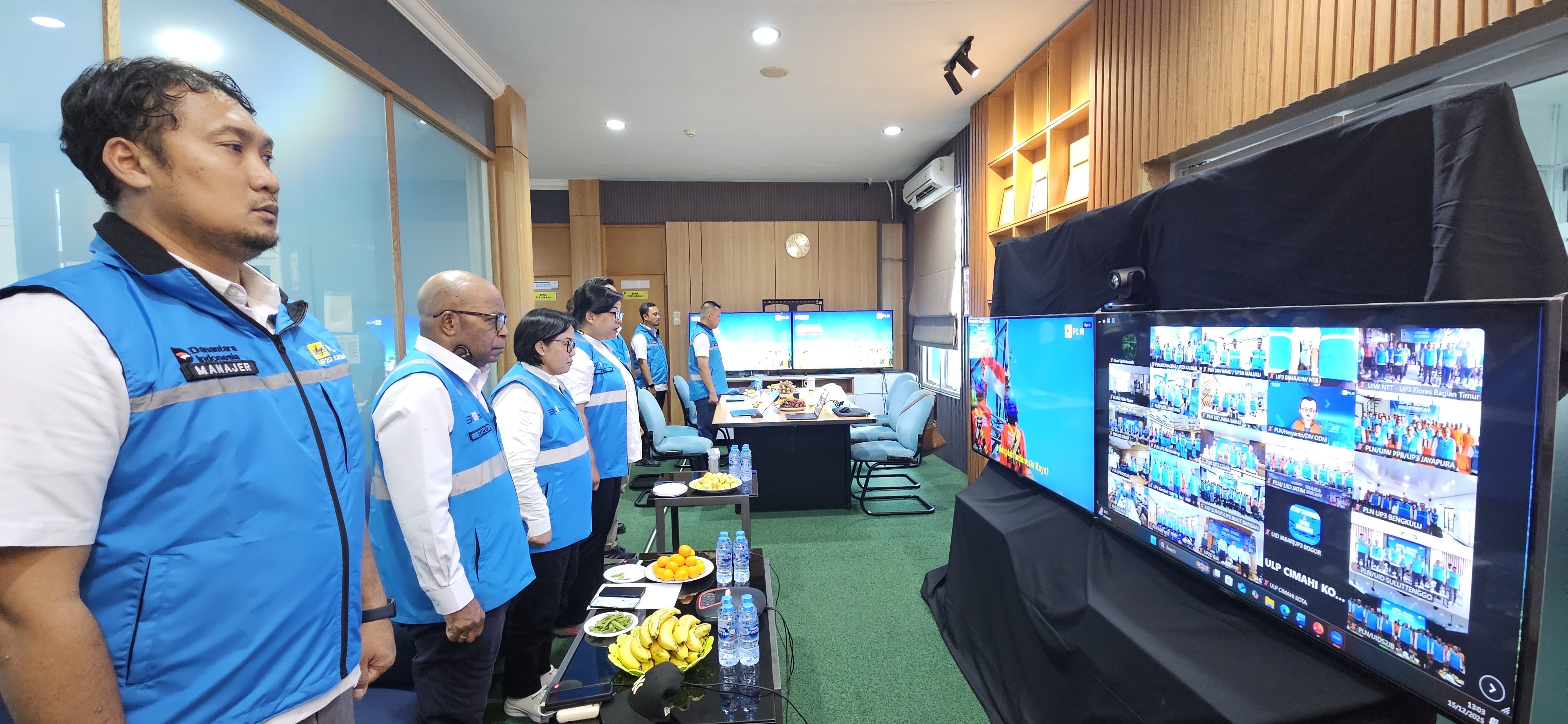 General Manager PLN UID Kalimantan Barat, Maria G.I. Gunawan (ketiga dari kiri) bersama Jajaran Manajemen mengikuti kegiatan Apel Siaga Natal 2025 dan Tahun Baru 2026 secara daring