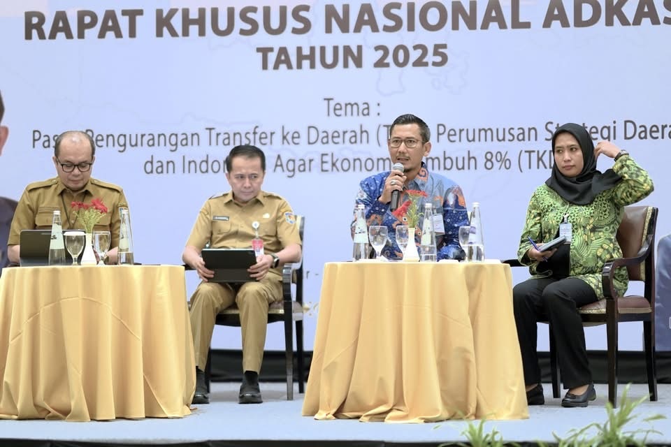 MODERATOR : Ketua DPRD Ketapang, Achmad Sholeh, menjadi moderator pada rapat khusus Adkasi di Jakarta, Senin (15/12).