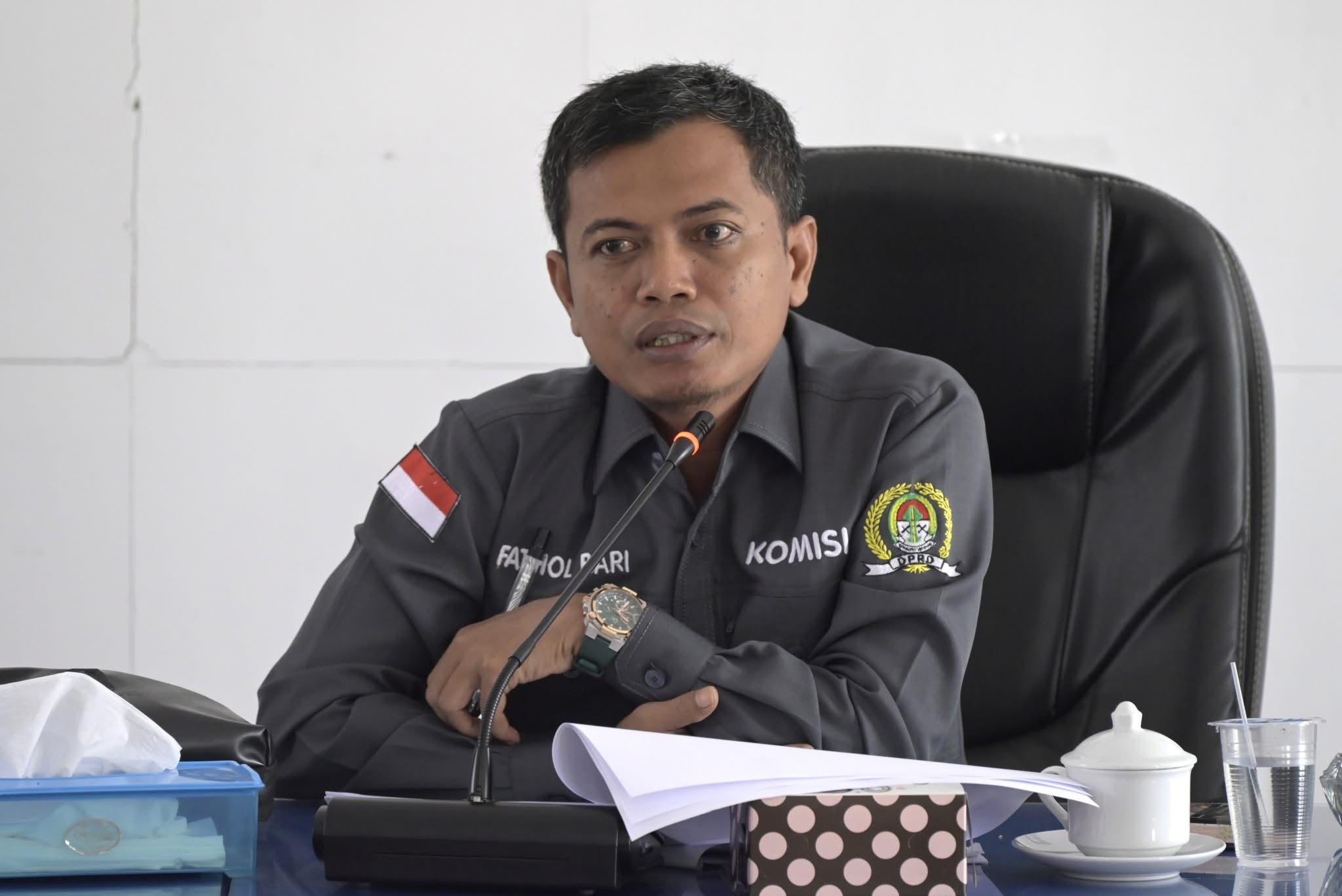 RAPAT : Ketua Pansus III, Fathul Bari, memimpin rapat membahas dua Raperda terkait desa, Selasa (16/12).
