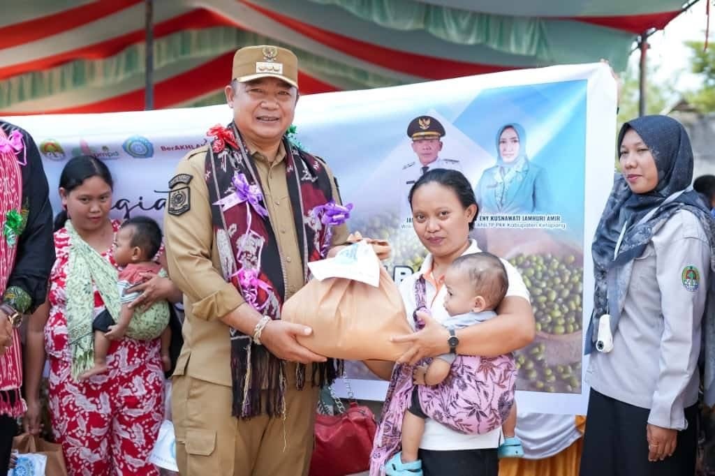 SAFARI : Bupati Ketapang, Alexander Wilyo, menyerahkan bingkisan Natal saat melakukan safari Natal beberapa waktu lalu.