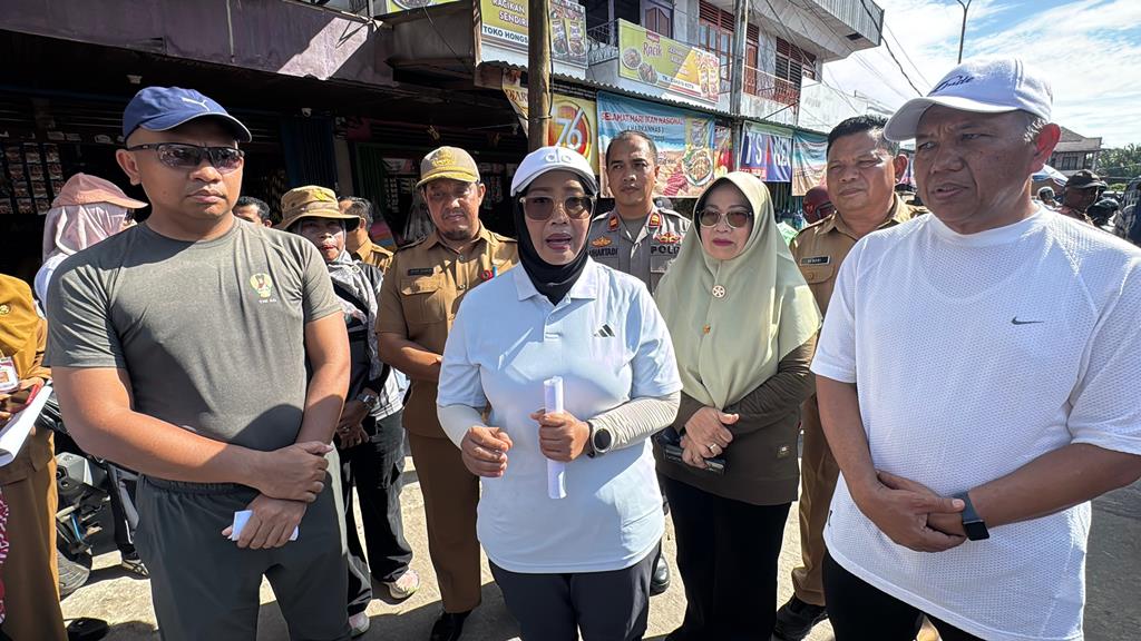 Bupati dan Wabup saat melakukan monitoring di Pasar Tradisional Sebukit Rama Mempawah.