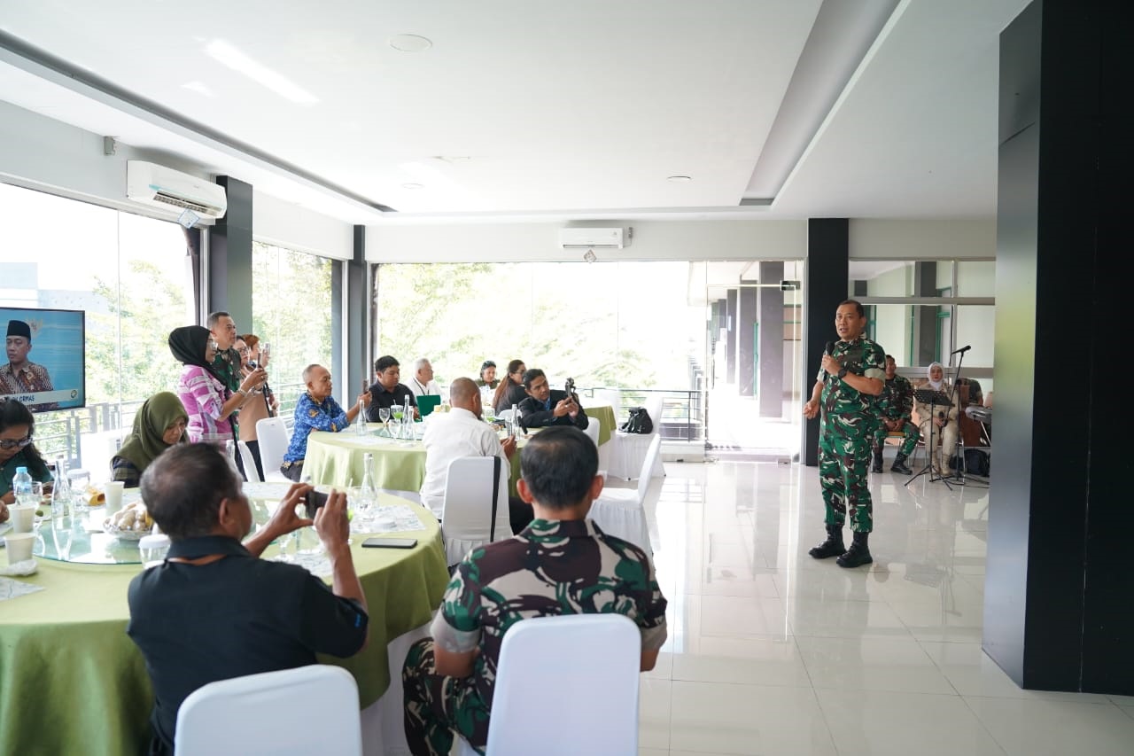 SILATURAHMI: Panglima Kodam XII/Tanjungpura Mayjen TNI Jamallulael bersilaturahmi dengan awak media Kalimantan Barat di Makodam XII/Tpr, Kubu Raya, Rabu (17/12).