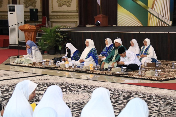 HADIR: Ketua Tim Penggerak PKK Provinsi Kalimantan Barat, Hj. Erlina Norsan, menghadiri Kajian Akbar bersama Ustaz KH MZ Fadzlan Rabbany Garamatan.