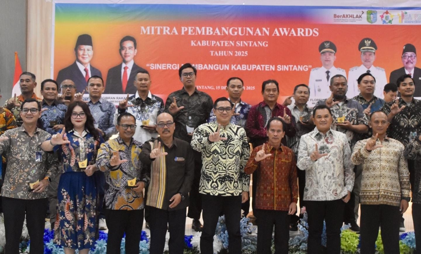 DIABADIKAN: Foto bersama usai gelaran Mitra Pembangunan Awards Kabupaten Sintang Tahun 2025 yang digelar oleh Pemerintah Kabupaten Sintang, belum lama ini.