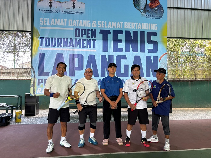 FOTO BERSAMA: Tim Pemkot Pontianak dan Tim Bulog mengabadikan momen sebelum berlaga di Open Turnamen Tenis Lapangan Pelti Kalbar.