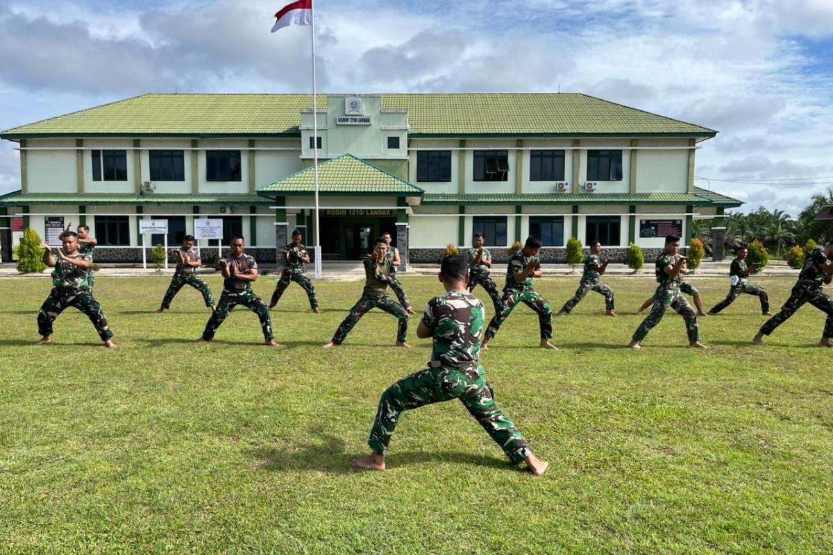 LATIHAN: Personel Kodim 1210/Landak menggelar latihan pencak silat militer pada Selasa (16/12).
