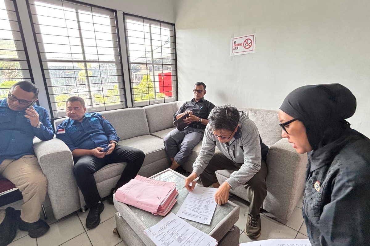 Jaksa Penyidik Kejati Kalbar menyerahkan tersangka dan barang bukti perkara Korupsi Dana Hibah Pemkab Sintang kepada GKE Sintang, Kamis (18/12) di Kantor Kejari Sintang.