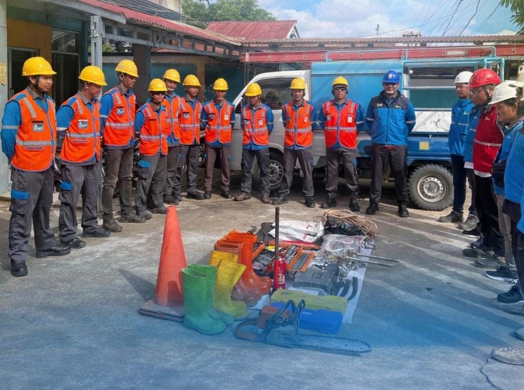 SIAGA: Petugas PLN ULP Sintang menggelar briefing kesiapan siaga 24 jam jelang Natal dan Tahun Baru.