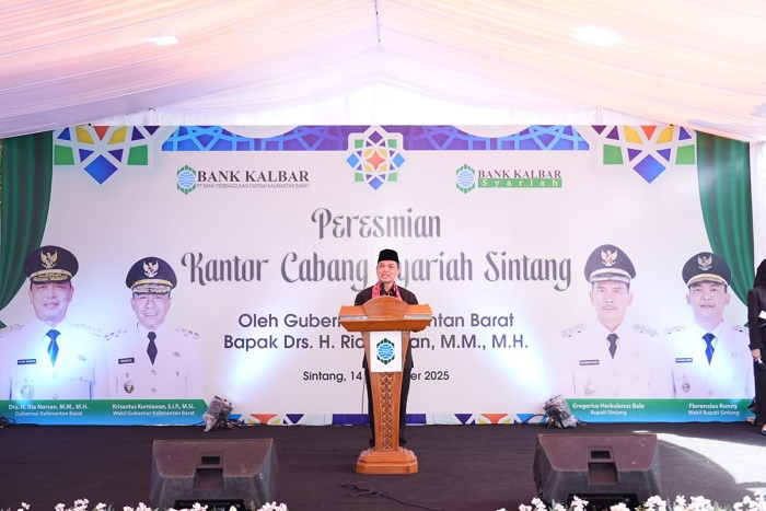SAMBUTAN: Gubernur Kalimantan Barat Ria Norsan memberikan sambutan saat peresmian Kantor Cabang Bank Kalbar Syariah Sintang.
