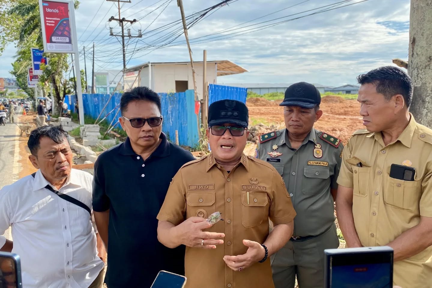 PEMBANGUNAN: Bupati Kubu Raya Sujiwo meninjau lokasi pembangunan mal di Jalan Ahmad Yani II untuk memastikan penataan proyek berjalan tertib dan ramah lingkungan.
