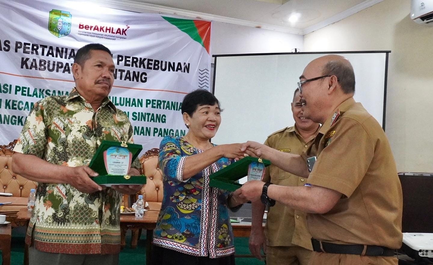 PENGHARGAAN: Sekda Sintang Kartiyus memberikan penghargaan kepada penyuluh pertanian berprestasi di Kabupaten Sintang, belum lama ini.