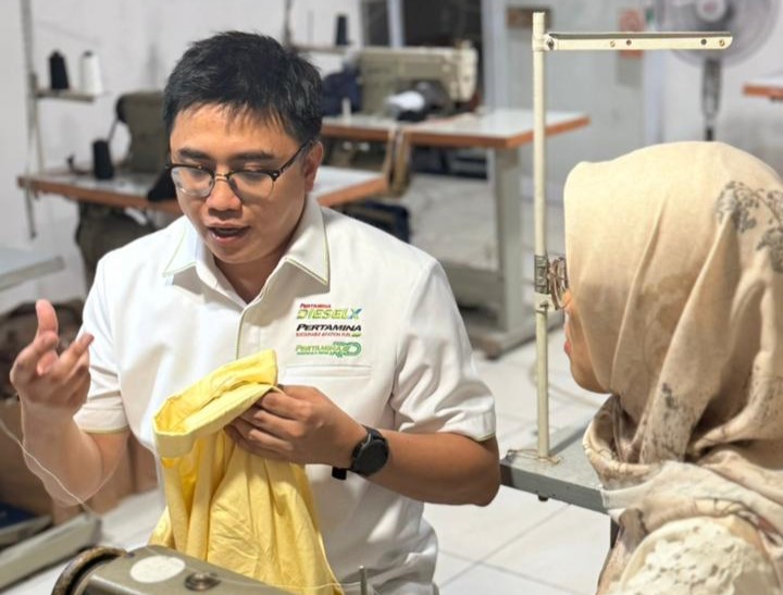 Mengolah limbah tekstil dan plastik menjadi produk bernilai ekonomi, sekaligus berkontribusi menekan emisi karbon dan mendorong ekonomi sirkular berbasis komunitas.