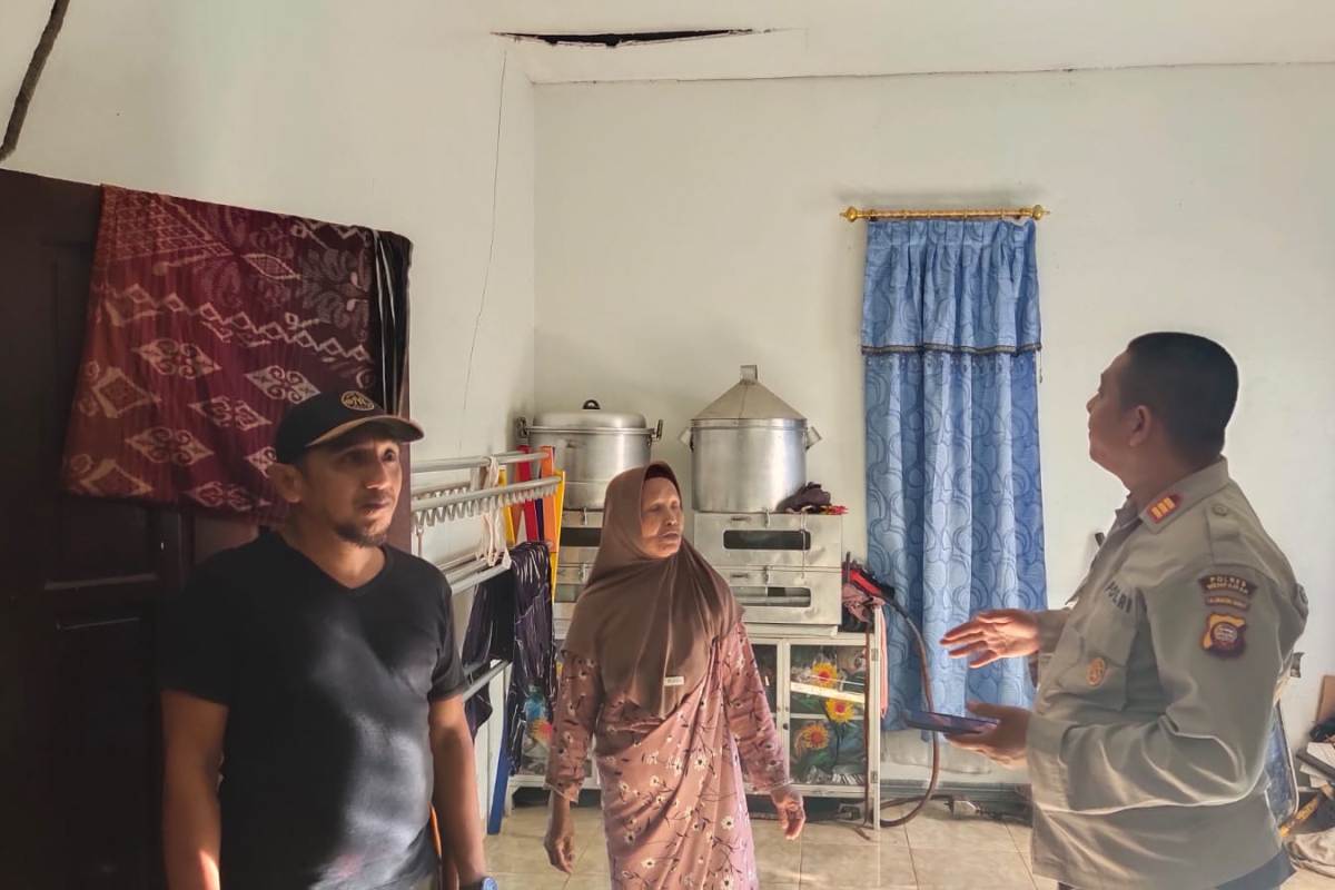Retakan pada rumah yang dimaksud tidak disebabkan oleh gempa magnitudo 2,6 pada Rabu (18/12).