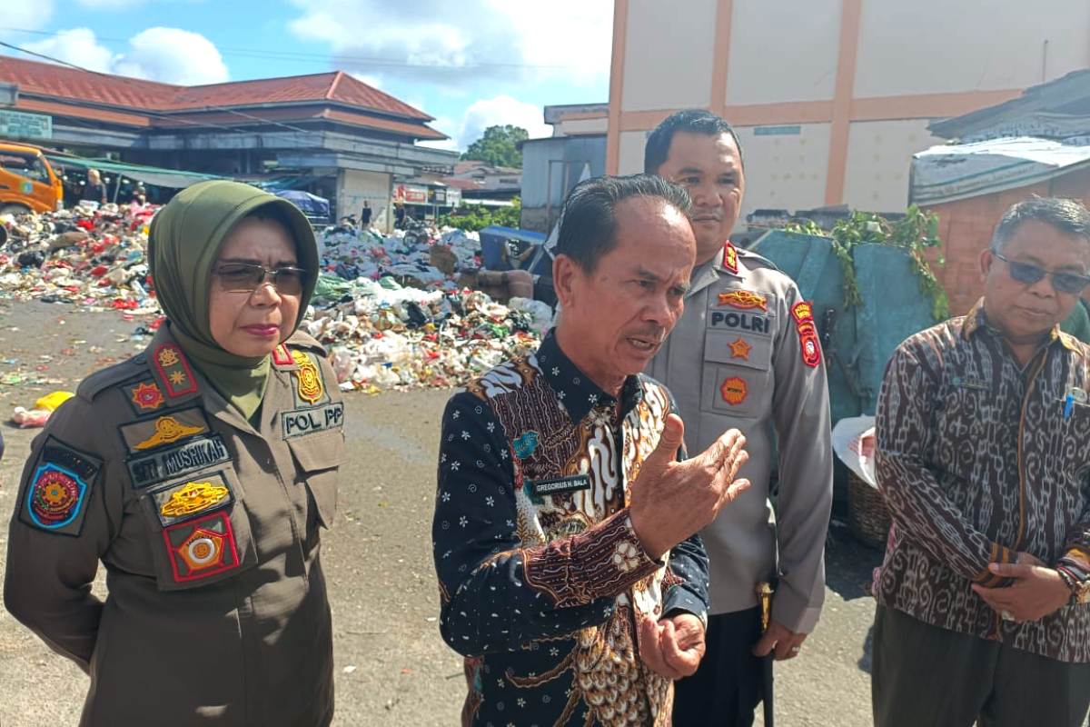 Bupati Sintang Gregorius Herkulanus Bala melihat langsung kondisi TPS di kawasan Pasar Sungai Durian, Kamis (18/12).